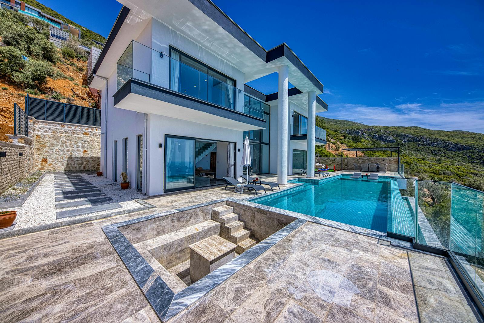 Private infinity-edge pool